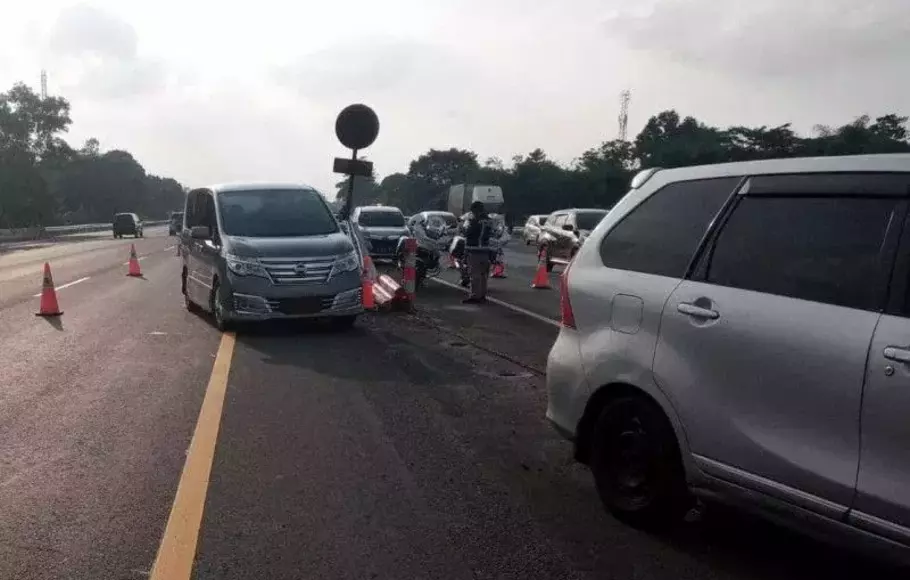 <em>Contraflow</em> di jalan Tol Jakarta-Cikampek.