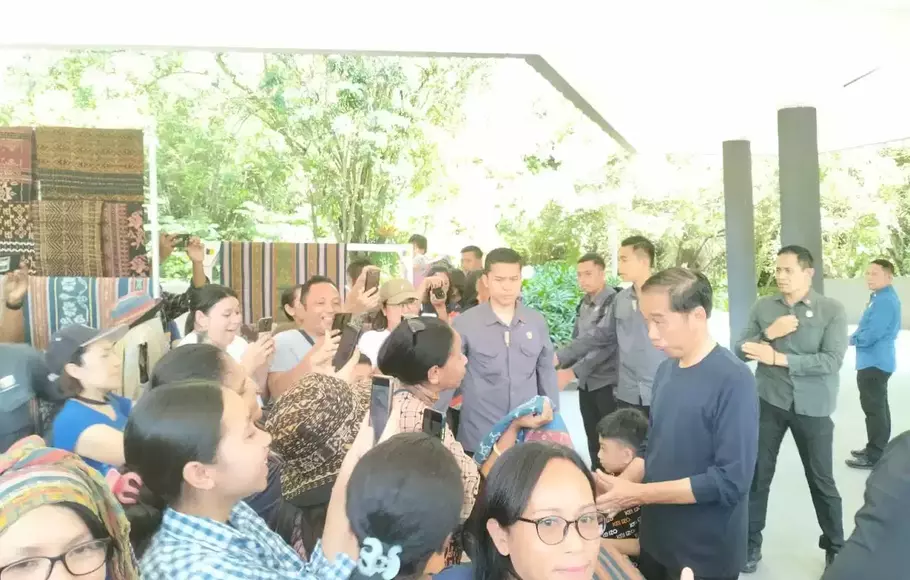 Presiden Joko Widodo membeli produk UMKM saat berkunjung ke Labuan Bajo, Manggarai Barat, NTT, Minggu, 23 April 2023.