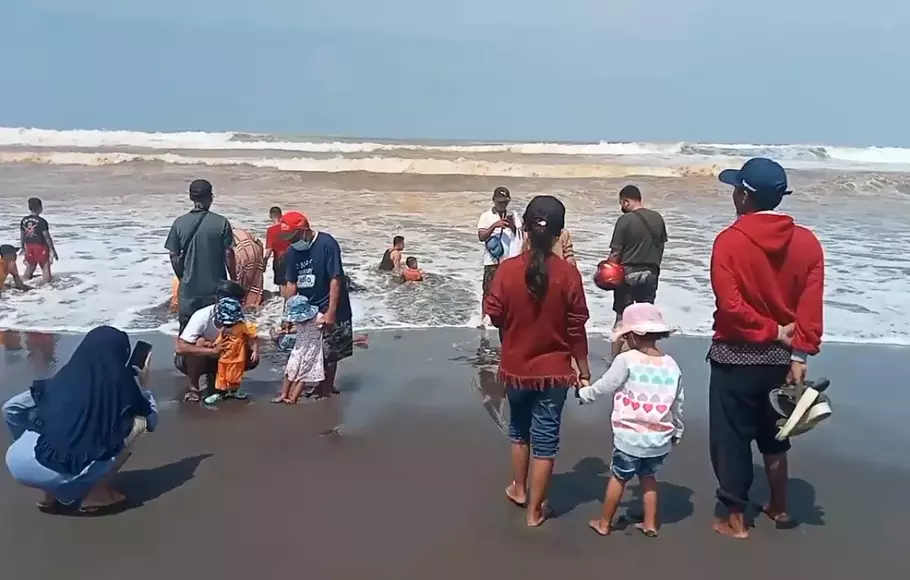 Pantai Indah Widarapayung, Kecamatan Binangun, Kabupaten Cilacap, Jawa Tengah.