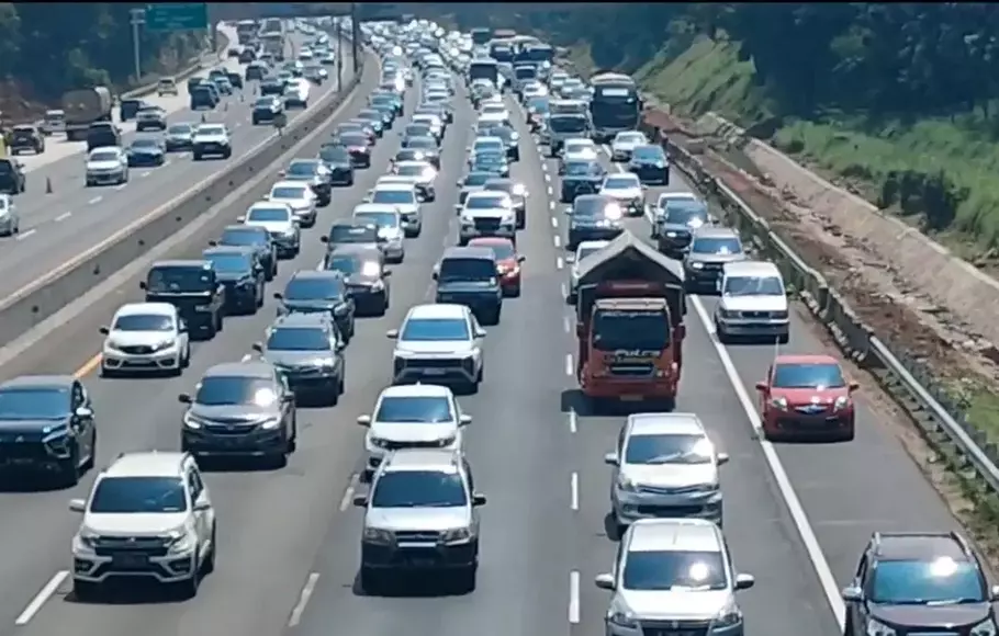 Tol Jakarta-Cikampek terpantau padat merayap.