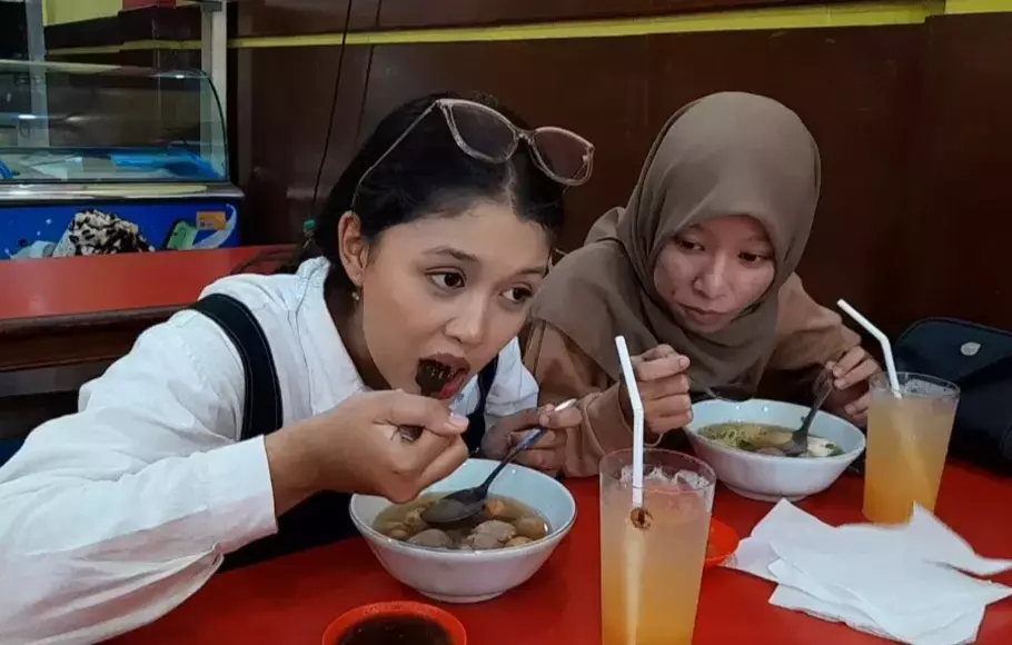 Pengunjung menikmati kuliner Bakso Kota Cak Man, di Jalan Letjend S Parman Kota Malang, Jawa Timur, Minggu 23 April 2023.