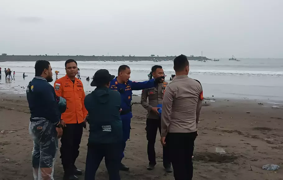 Tim SAR mencari lima wisatawan yang hilang terseret ombak di Palabuhanratu, Sukabumi. 