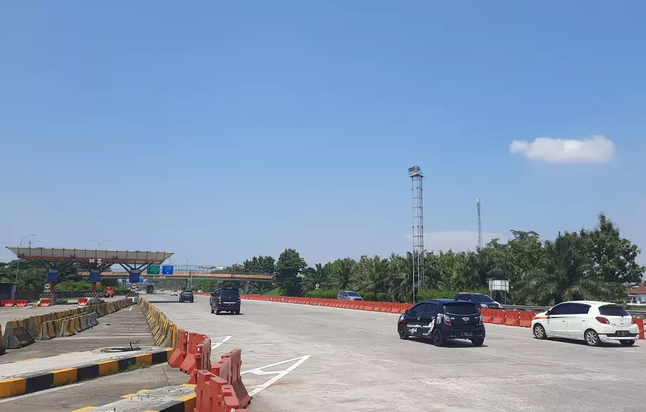 Situasi Jalan Tol Palikanci (Palimanan-Kanci) pada puncak arus balik mudik Lebaran, Senin, 24 April 2023 siang WIB.