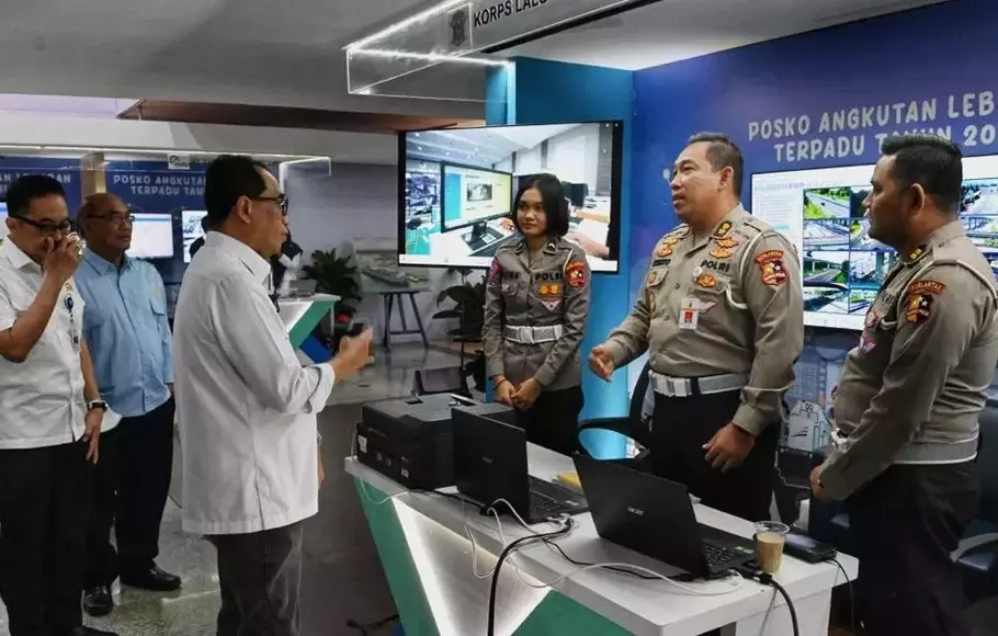 Menteri Perhubungan (Menhub) Budi Karya Sumadi saat melakukan rapat koordinasi di Posko Angkutan Lebaran Terpadu di Kantor Kemenhub, Senin, 24 April 2023. 