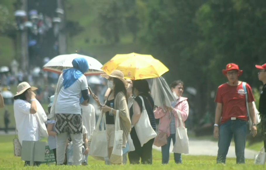 Momen libur Lebaran 2023, wisatawan ramai mengunjungi Candi Borobudur, Magelang, Jawa Tengah, Senin, 24 April 2023.