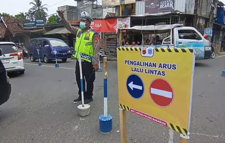 Petugas Satlantas Polres Sukabumi, tengah mengatur arus lalu lintas di Simpang Tiga Bagbagan, Sukabumi, Jawa Barat, Senin, 24 April 2023.