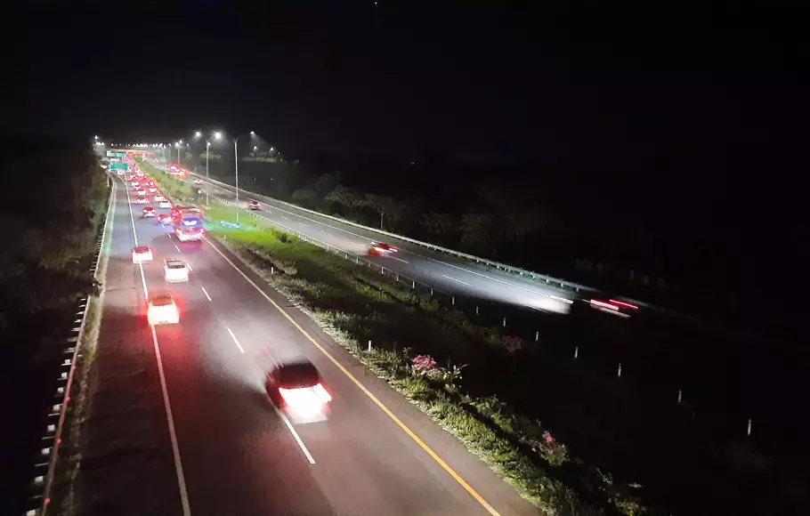 Situasi puncak arus balik di Tol Cipali, Subang, Senin, 24 April 2023.