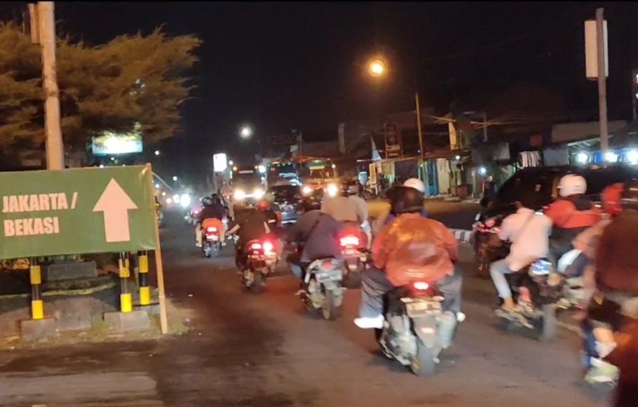 Jalur arteri Kabupaten Karawang mengalami peningkatan arus balik pemudik motor atau roda dua, dari arah Cirebon dan Jawa Tengah menuju ke Jakarta, Senin, 24 April 2023.