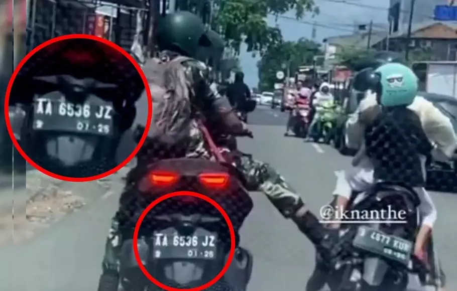 Pria berbaju loreng diduga oknum TNI menggunakan motor berpelat AA-6536-JZ menendang motor ibu-ibu yang memboncengkan seorang anak. Kejadian ini terekam kamera dan videonya viral di media sosial.