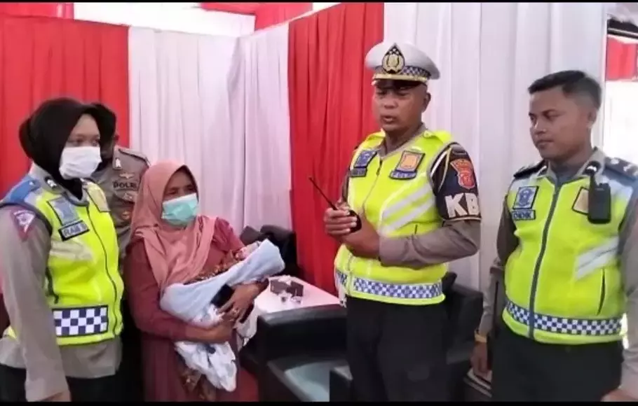 Yani Suryani yang melahirkan di ambulans bersama Polisi Polres Sukabumi.