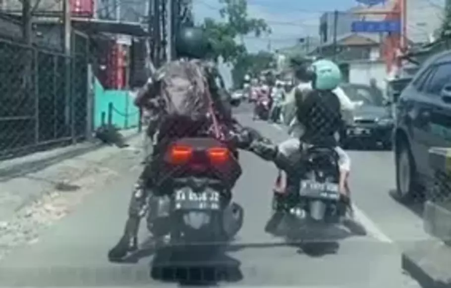 Seorang oknum anggota TNI menendang motor yang dikendarai seorang ibu-ibu yang tengah membonceng anaknya di kawasan Jatiwarna, Pondok Gede, Bekasi.