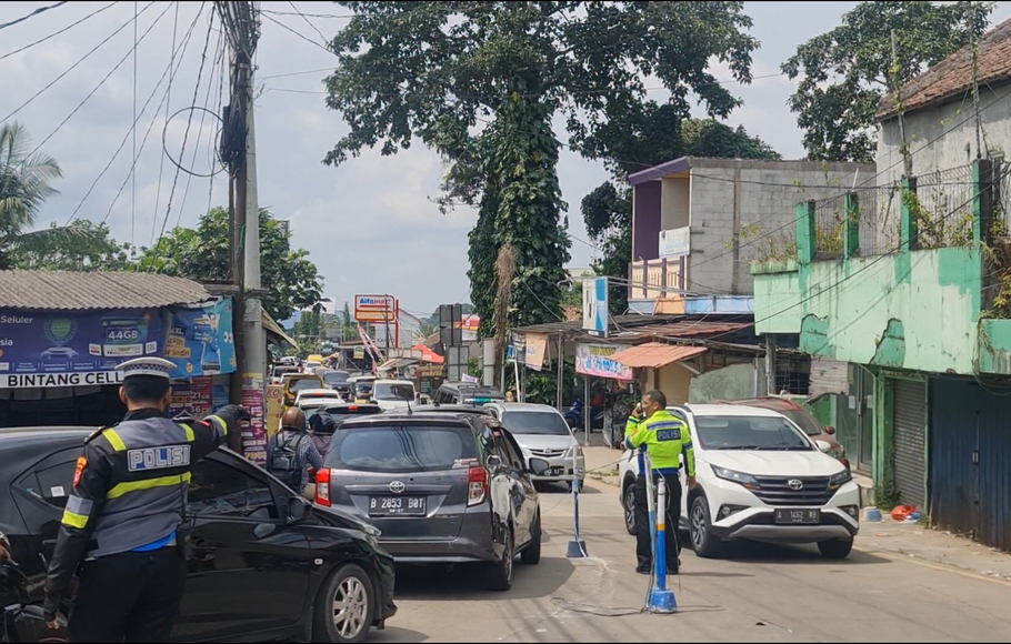 Tingginya animo masyarakat yang akan berlibur ke Pantai Anyer, membuat terjebak kemacetan di sepanjang jalan menuju wisata anyer. Hingga Selasa, 25 April 2023, siang, kemacetan belum berhasil terurai.