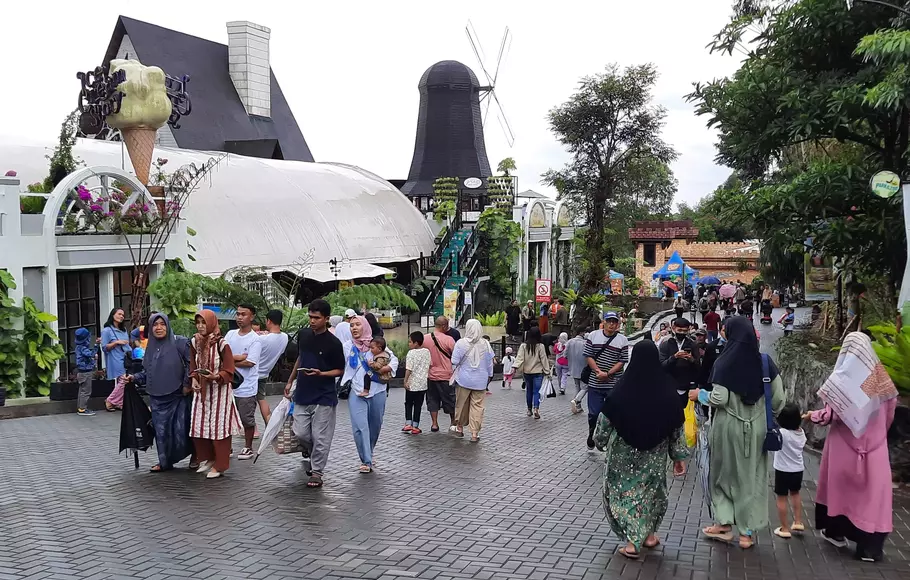 Libur Lebaran, ribuan wisatawan masih membanjiri sejumlah objek wisata yang ada di kawasan Lembang, Kabupaten Bandung Barat, Selasa (25/4/23) siang.