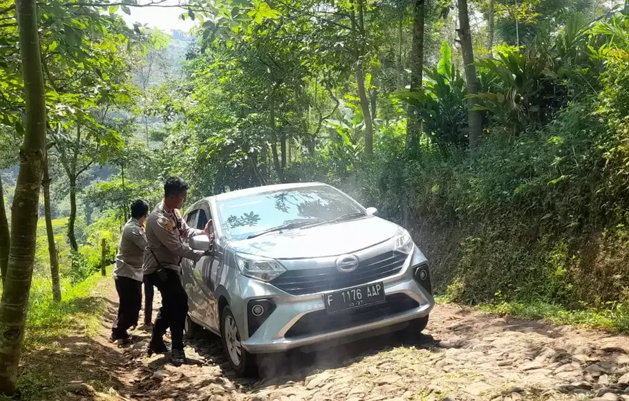 Menghindari kemacetan, kendaraan pemudik nekat melalui jalur alternatif Nagrak-Ciambar yang berada di kaki Gunung Gede Pangrango, Selasa, 25 April 2023.