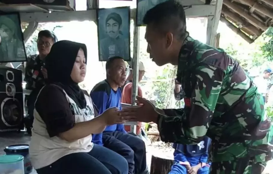 Komandan Detasemen Pertahanan Udara (Denhanud) 471 Pasgat, Letkol Pas Bagus Ajar Pamungkas mendatangi dan meminta maaf kepada Sri Dewi Kemuning, ibu yang motornya ditendang Praka ANG.