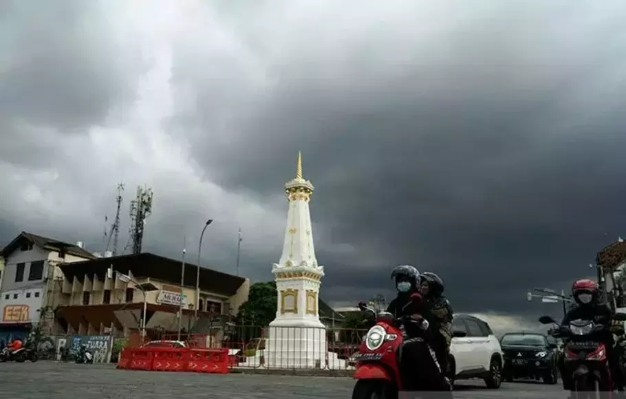 Awan mendung di atas Kota Yogyakarta.