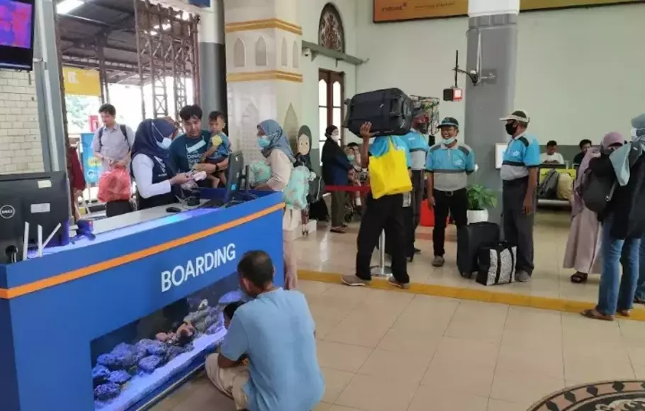 Suasana penumpang di ruang tunggu Stasiun Kejaksan, Kota Cirebon, Jawa Barat, Rabu (26/4/).