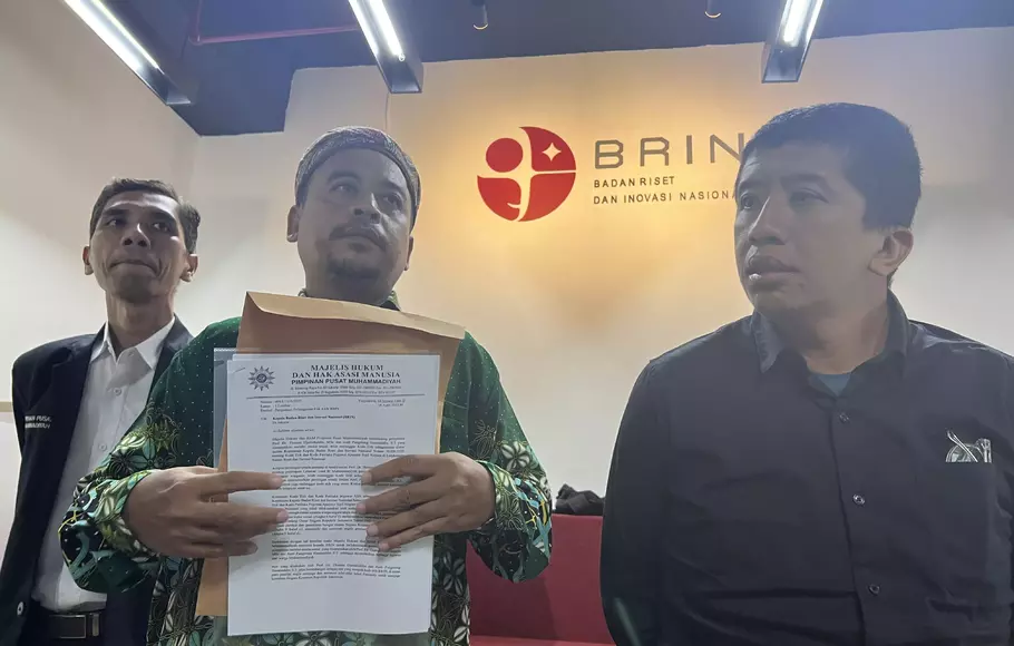 Ketua Riset dan Advokasi Publik PP Muhammadiyah, Gufroni (tengah) dan Wakil Sekretaris Bidang Hukum dan HAM PP Muhammadiyah, Virgo Sulianto (kanan) mengadukan dugaan pelanggaran etik peneliti BRIN, Andi Pangerang Hasanuddin ke kantor BRIN, Rabu, 26 April 2023. 