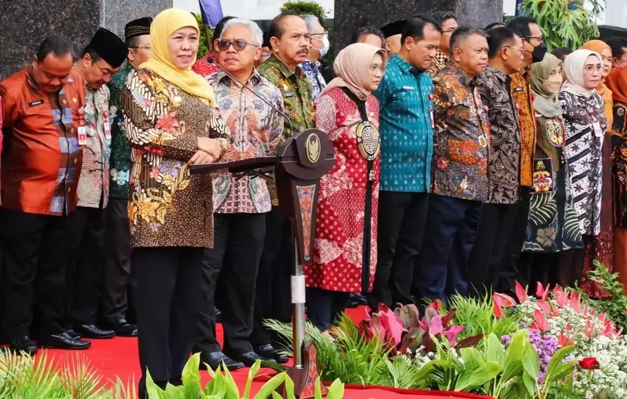 Gubernur Jawa Timur, Khofifah Indar Parawansa memimpin apel bersama ASN Pemprov Jatim. 
