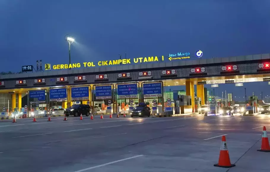 Situasi arus lalu lintas di Gerbang Tol Cikampek Utama, pada arus balik mudik Lebaran 2023, Kamis, 27 April 2023.