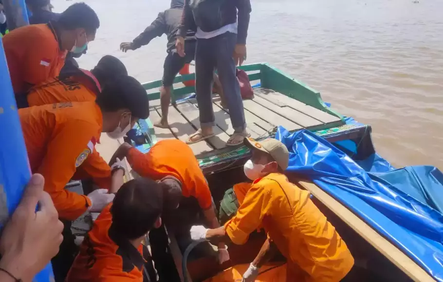 Evakuasi korban insiden speedboat tenggelam di Perairan Guntung, Indragiri Hilir, Riau, Jumat, 28 April 2023.