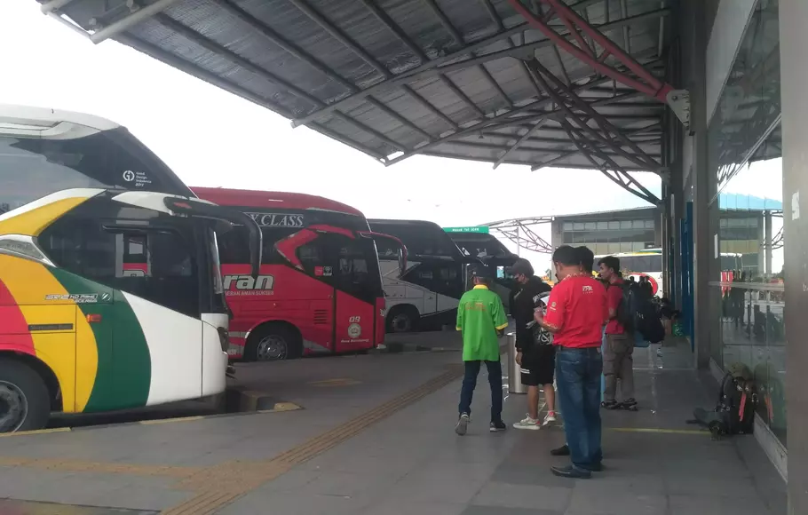 Sejumlah armada bus terparkir di Terminal Terpadu Pulogebang, Jakarta Timur, Jumat, 28 April 2023.