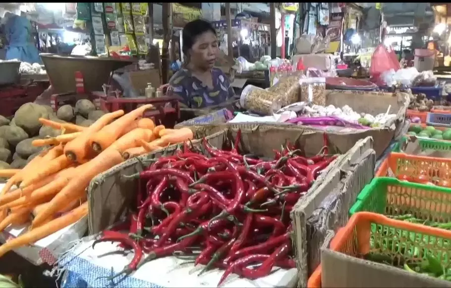 Pedagang cabai di Pasar Tradisional Tanjung, Jember, Jawa Timur, Jumat, 28 April 2023.