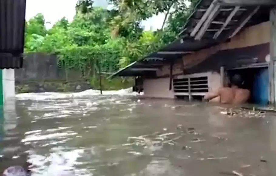 Hujan lebat menyebabkan empat kelurahan di Kota Praya, Lombok Tengah, Nusa Tenggara Barat (NTB) terendam banjir, Jumat, 28 April 2023.