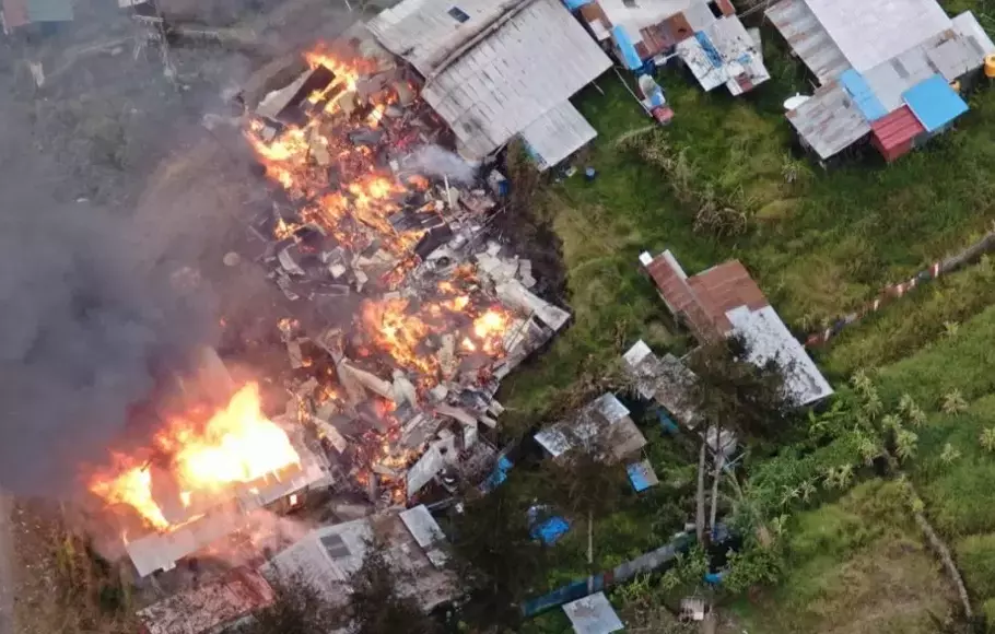 Foto udara kondisi lima rumah warga yang di bakar KKB di Kampung Kago, Distrik Ilaga, Kabupaten Puncak, Papua Tengah, Jumat, 28 April 2023.