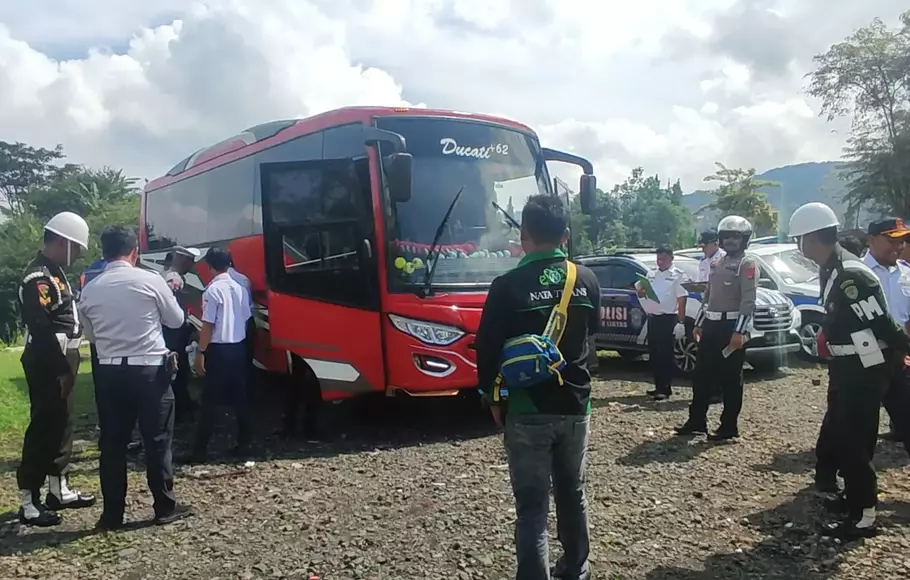 Petugas gabungan dari Dinas Perhubungan Kabupaten Bogor, polisi, dan Denpom Siliwangi menggelar inspeksi kendaraan terhadap sejumlah bus pariwisata yang beroperasi di kawasan Puncak Bogor, Jawa Barat, Jumat 28 April 2023.
