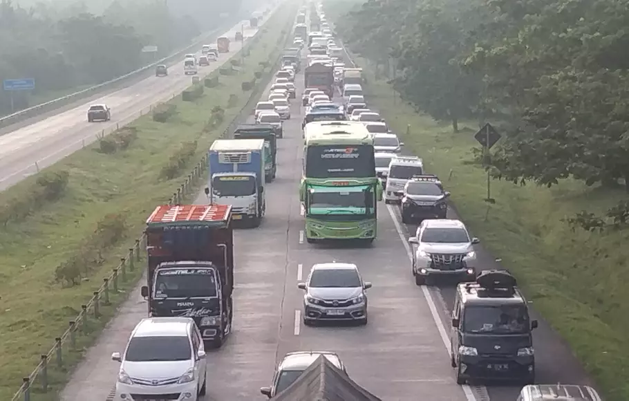 Arus balik kendaraan di Tol Cipali Subang, Jawa Barat terpantau padat, Sabtu 28 April 2023