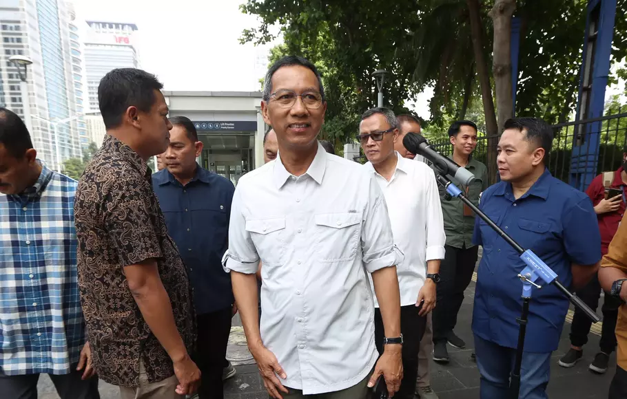 Pj Gubernur DKI Jakarta Heru Budi Hartono saat melakukan peninjauan kesiapan venue dan fasilitas terkait dengan penyelenggaraan KTT ASEAn 2023, di Jakarta, Sabtu, 29 April 2023.