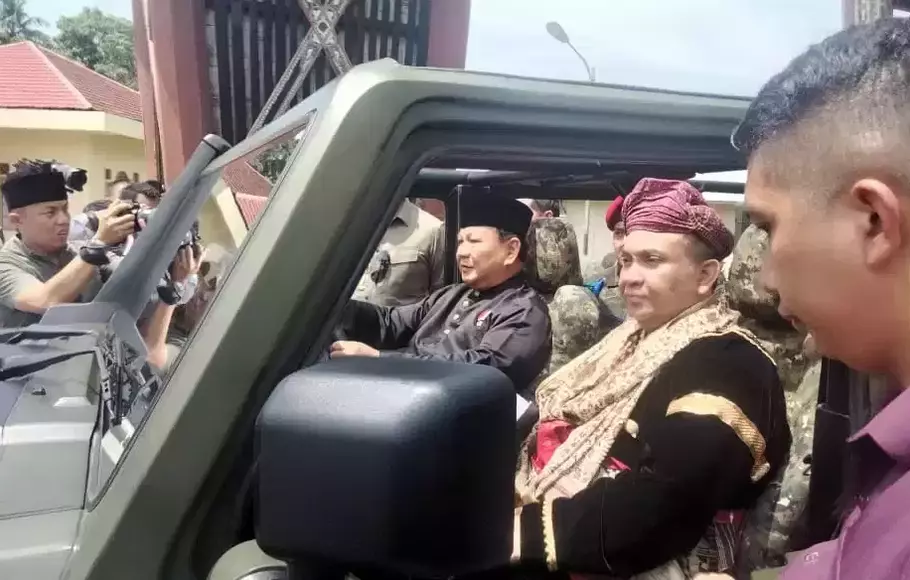 Menteri Pertahanan (Menhan) Prabowo Subianto menjadi tamu istimewa dalam prosesi batagak gala Wakil Menteri Ketenagakerjaan (Wamenaker) Afriansyah Noor (kanan), Sabtu, 29 April 2023.