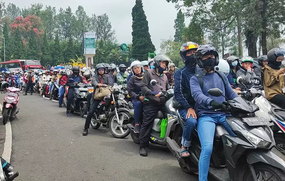 Kemacetan panjang terjadi di jalur wisata Puncak Bogor Jawa Barat. Ribuan kendaraan roda empat dan dua terjebak kemacetan total hingga tak bergerak di kawasan Gunung Mas Puncak, Minggu, 30 April 2023.