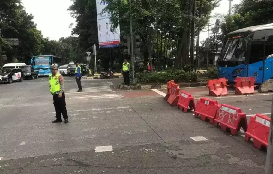 Satlantas Jaksel melakukan penutupan arus lalu lintas di <em>Traffic Light</em> Pertanian menuju arah Ragunan, untuk sementara arus lalu lintas dialihkan menuju arah Jagakarsa Jaksel.