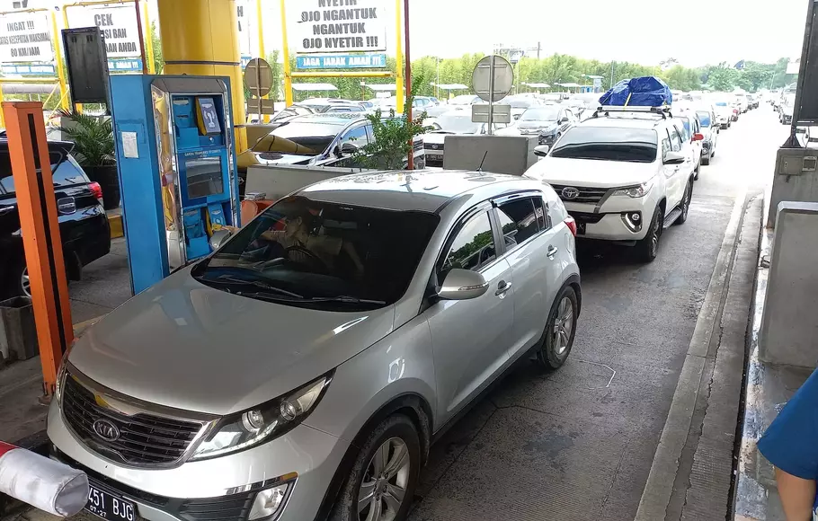 Penumpukan arus balik di Gerbang Tol Banyumanik Semarang Jawa Tengah pada Minggu 30 April 2023.