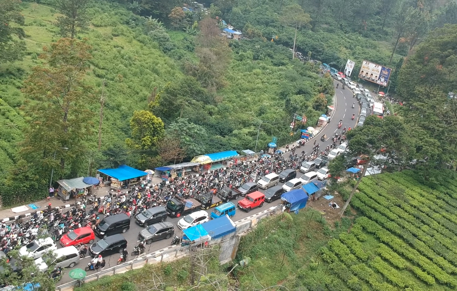 Pantauan Beritasatu.com, di kawasan Gunung Mas, Puncak, Kabupaten Bogor ini, ratusan kendaraan terpaksa harus tertahan tak bergerak akibat kemacetan yang terjadi, Minggu 30 April 2023