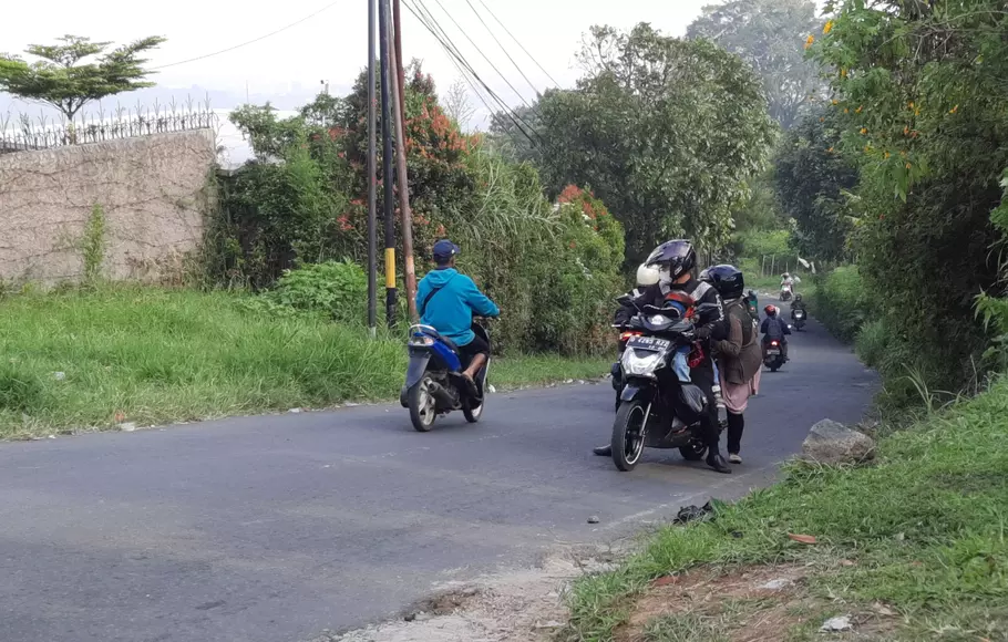 Pemotor gagal menanjak saat melalui jalur alternatif Bandung-Lembang yang dikenal dengan sebutan Tanjakan Naga, Minggu 30 April 2023.