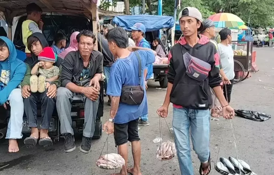 Pedagang asongan ikan laut di kawasan pantai Pelabuhan Ratu, Sukabumi, Jawa Barat, Minggu, 30 April 2023.