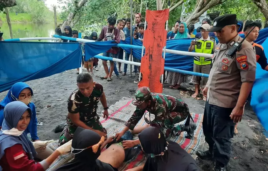 Wisatawan terseret ombak saat mengunjungi objek wisata Pantai Mbah Drajit, Desa Wotgalih, Kecamatan Yosowilangun, Kabupaten Lumajang, Jawa Timur Minggu 30 April 2023.