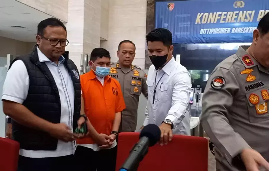 Peneliti Badan Riset dan Inovasi Nasional (BRIN) Andi Pangerang Hasanuddin mengenakan baju tahanan saat jumpa pers di Mabes Polri, Jakarta, Senin, 1 Mei 2023.  