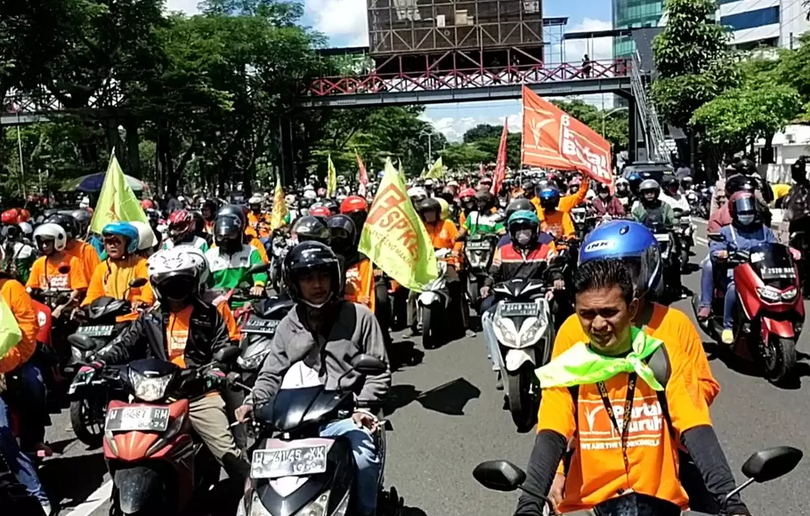 Ribuan buruh mengikuti aksi May Day di Surabaya, Senin, 1 Mei 2023.