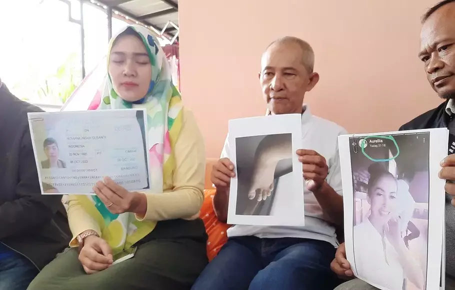 Keluarga WNI korban human trafficking Novianti Asal Kota Cimahi, memperlihatkan sejumlah bukti kekerasan di Myanmar.