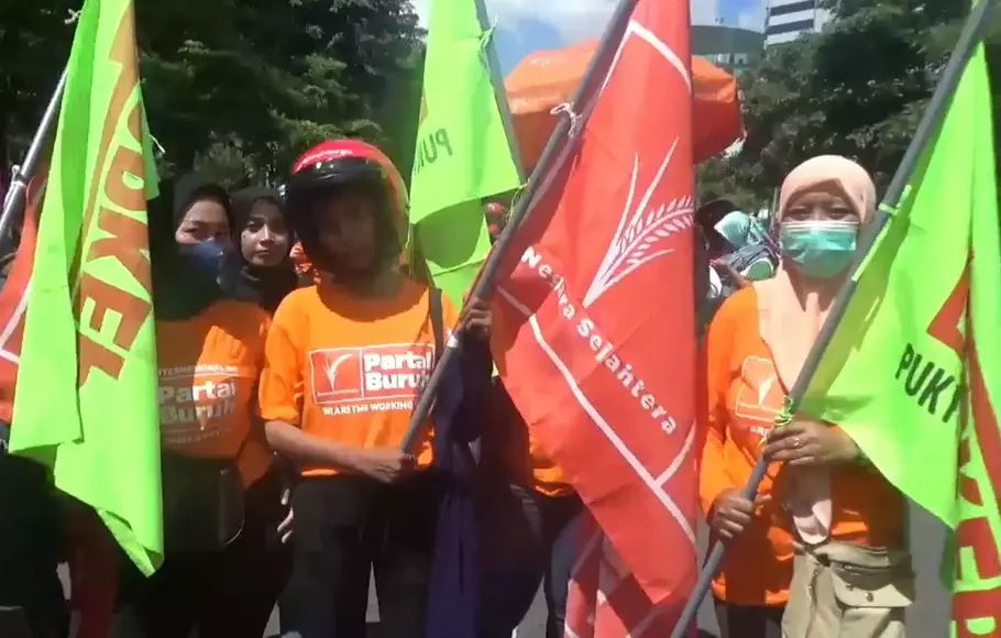 Buruh perempuan ikut serta dalam aksi May Day 2023, di Surabaya, Jawa Timur, Senin, 1 Mei 2023.