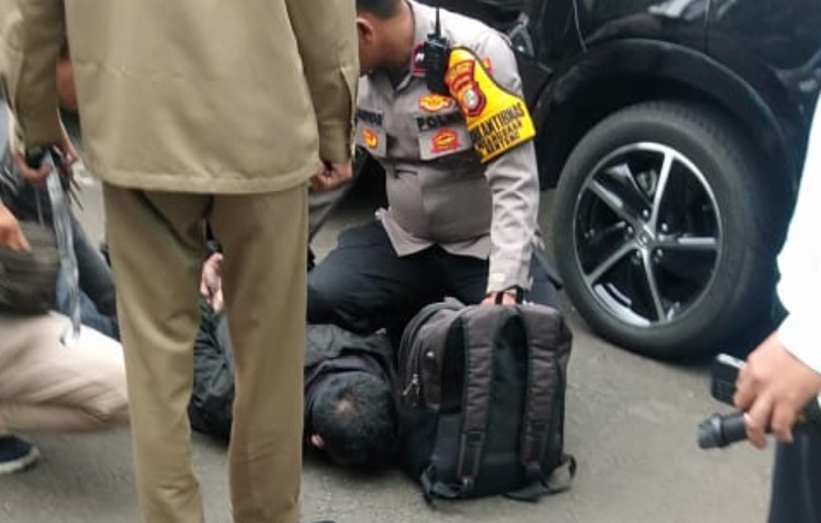 Polisi membekuk pelaku penembakan di gedung Majelis Ulama Indonesia (MUI) Jalan Proklamasi, Jakarta, Selasa, 2 Mei 2023.