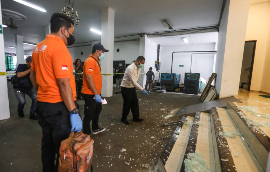 Petugas Inafis memeriksa tempat kejadian perkara (TKP) dugaan penembakan di Kantor Majelis Ulama Indonesia (MUI) Pusat, Jakarta, Selasa, 2 Mei 2023.