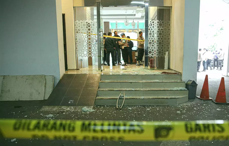 Petugas Inafis memeriksa tempat kejadian perkara (TKP) penembakan di Kantor Majelis Ulama Indonesia (MUI) Pusat, Menteng Jakarta Pusat, Selasa (2/5/2023).