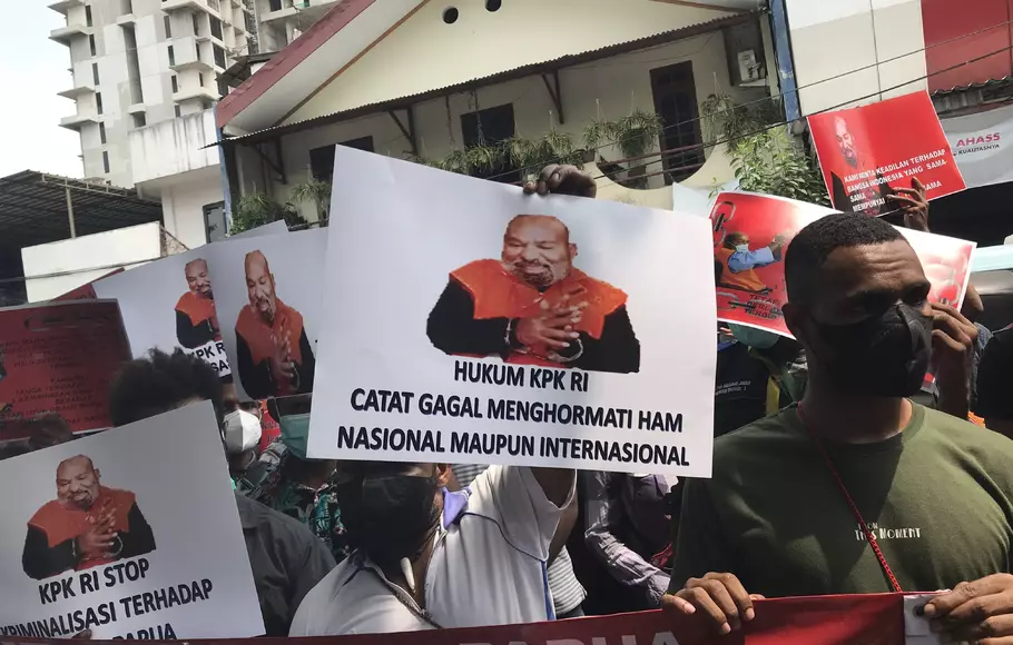 Front Mahasiswa Papua lakukan orasi jelang sidang praperadilan Lukas Enembe di Pengadilan Negeri (PN) Jakarta Selatan.