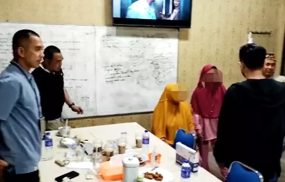 Penyidik Polda Metro Jaya melakukan pemeriksaan terhadap keluarga dan tetangga Mustopa (60 tahun) pelaku penembakan Kantor MUI Pusat, Jakarta, Rabu, 3 Mei 2023.