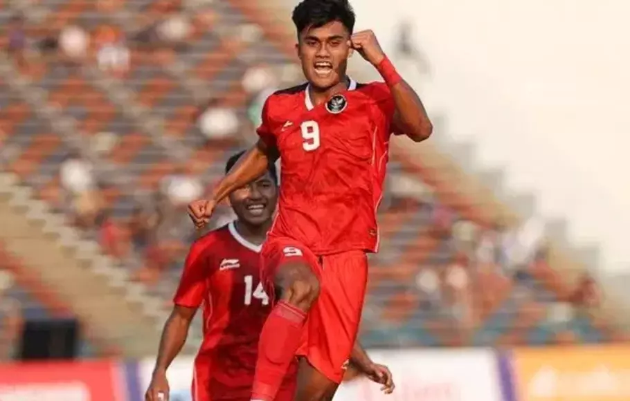 Striker Indonesia, Ramadhan Sananta, merayakan gol ke gawang Myanmar.